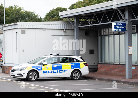 Un liveried o contrassegnato come auto della polizia parcheggiato al di fuori di un British Transport Police Station a Bournemouth Regno Unito Foto Stock