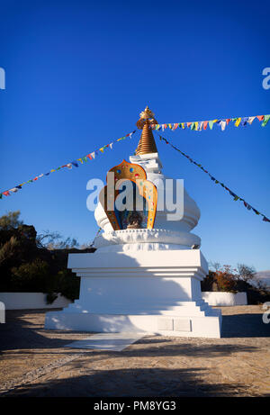 La Stupa Kalachakra Trepiche sopra. Secondo la tradizione buddista che porta la pace, la prosperità e la protezione e fu costruito da Lupon Tsechu Rimpoche Foto Stock