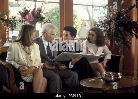 Film still o pubblicità ancora dal "padre della sposa' Diane Keaton, Steve Martin, Martin Short e Kimberly Williams © 1991 Touchstone Pictures Photo credit: John R. Shannon - Tutti i diritti riservati Riferimento File # 31527148THA per solo uso editoriale Foto Stock