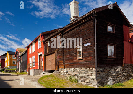 Rundgang durch das UNESCO Weltkulturerbe Röros, einer alten Bergbausiedlung in Norwegen Foto Stock