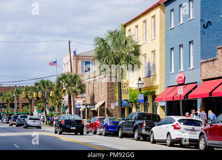 Unità di traffico passato leggermente a nord di ampio (S.N.O.B.) ristorante sulla East Bay Street, 5 aprile 2015, a Charleston, Carolina del Sud. Foto Stock