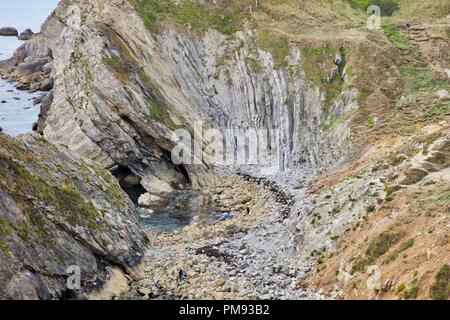 Lulworth Cove - strati di roccia sedimentaria lungo la Jurassic Coast in Dorset, England, Regno Unito Foto Stock