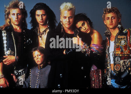 Studio Pubblicità ancora da 'Lost Boys' Brooke McCarter, Billy Wirth, Kiefer Sutherland Jami Gertz, Alex Winter © 1987 Warner Tutti i diritti riservati Riferimento File # 31697060THA per solo uso editoriale Foto Stock