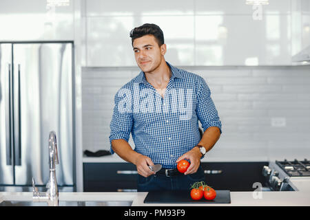 Uomo bello in una cucina Foto Stock