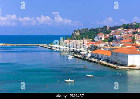 Vista del tradizionale villaggio di pescatori di Koroni, la Grecia e il suo piccolo porto Foto Stock