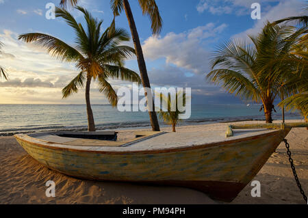 Barca sulla spiaggia di Le Morne Brabant, Mauritius Foto Stock