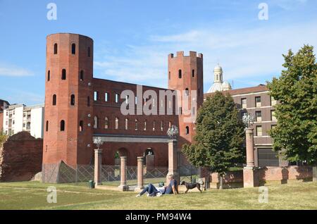 Torino (Torino), Hauptstadt der Regione Piemonte, Nord-Italien: Die römische Porta Palatina Foto Stock