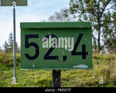 Immagine di un vecchio segno con i numeri su di esso Foto Stock