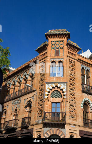 Edificio in Calle Santa Maria de Gracia e Calle Martin Villa da Aníbal González nel 'neomudéjar' style, Sevilla, Andalusia, Spagna Foto Stock