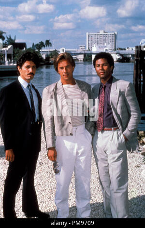 Studio Pubblicità ancora da 'Miami Vice' Edward James Olmos, Don Johnson e Philip Michael Thomas circa 1985 Foto Stock