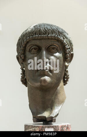 Colossale testa in bronzo di Costantino, Musei Capitolini di Roma, Italia Foto Stock