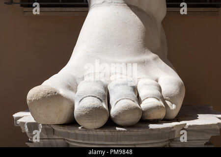 Piedi dal Colosso di Costantino, Musei Capitolini di Roma, Italia Foto Stock