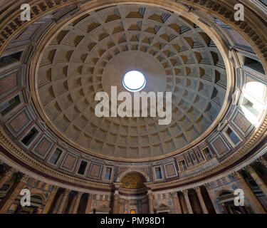 Calcestruzzo a cassettoni cupola del Pantheon di Roma, Italia Foto Stock