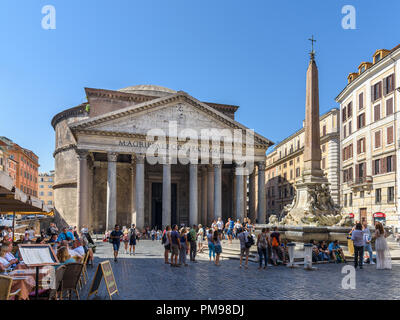 Pantheon e Fontana del Pantheon in Piazza della Rotonda, Roma, Italia Foto Stock