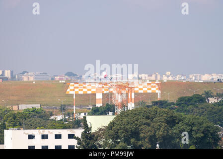 Sao Paulo, Brasile, maggio 26, 2018: Aereo atterrando all'aeroporto di Congonhas in Sao Paulo, Brasile Foto Stock