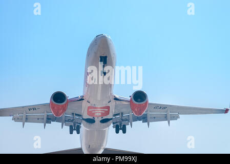 Sao Paulo, Brasile, Mai 26 2018: grande aeroplano vola ad alta quota con dettaglio della terra cambio in giù Foto Stock