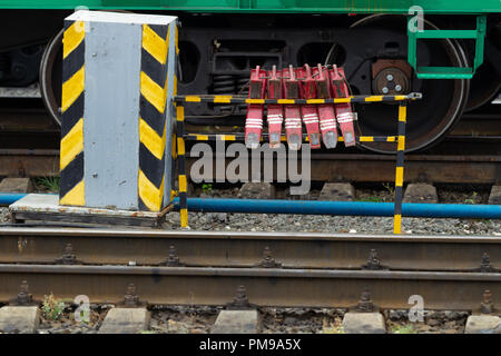 Le pastiglie del freno (scarpe) contro lo sfondo delle ruote della vettura ferroviaria Foto Stock