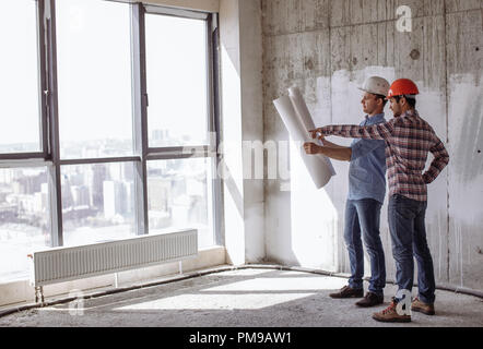 Attraente architector ingegnere e pianificando il loro lavoro. opera architettonica Foto Stock