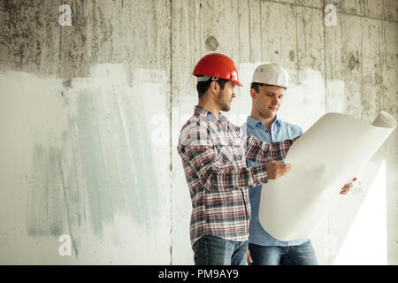 Due costruttori creativi stanno discutendo la lotation di un edificio di nuova costruzione. Foto Stock