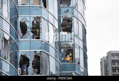 Hong Kong, Cina. Xvii Sep, 2018. Lavoratori ripulire un ufficio devastato dalla Super Typhoon Mangkhut in Kowloon del sud della Cina di Hong Kong. Il potente tempesta devastò le Filippine questo weekend, uccidendo decine. Credito: Miguel Candela/SOPA Immagini/ZUMA filo/Alamy Live News Foto Stock