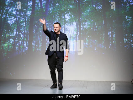London, Londra, Regno Unito. Xiv Sep, 2018. Designer di moda Bora Aksu passeggiate pista alla finale del suo show durante la London Fashion Week Settembre 2018 presso la BFC Visualizza spazio su 14 Settembre 2018 a Londra, Inghilterra. Credito: Rahman Hassani SOPA/images/ZUMA filo/Alamy Live News Foto Stock