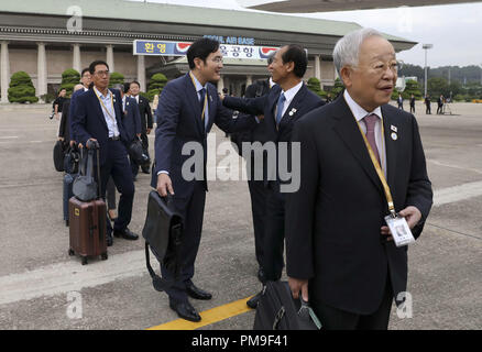 Sungnam, GYEONGGI, Corea del Sud. Xviii Sep, 2018. Set 18, 2018-Seoul Sud Korea-Jay Lee di Samsung Gruppo Vica Presidente(centro sinistra) arriva a Sungnam aerodromo militare per una testa di Pyeongyang in Corea del Sud. Il Presidente sud coreano Moon Jae-a sinistra per la Diocesi di Pyongyang Martedì per un vertice storico con Kim Jong-ONU volto a mediare in stallo U.S.-Corea del Nord nucleare colloqui e spostare in avanti i rapporti intercoreani. Credito: Ryu Seung-Il/ZUMA filo/Alamy Live News Credito: ZUMA Press, Inc./Alamy Live News Foto Stock