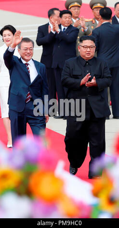Pyongyang, la Corea del Nord. Xviii Sep 2018. Luna Jae-In e Kim Jong-Un, Sep 18, 2018 : il Presidente sud coreano Jae-In Luna (L) e leader della Corea del nord Kim Jong-Un assistere ad una cerimonia di benvenuto per la Luna a Pyongyang Sunan International Airport prima del vertice intercoreano Pyongyang Corea del Nord. Solo uso editoriale (obbligatorio Credito: Pyeongyang Premere Corps/AFLO) (COREA DEL NORD) Credito: Aflo Co. Ltd./Alamy Live News Foto Stock