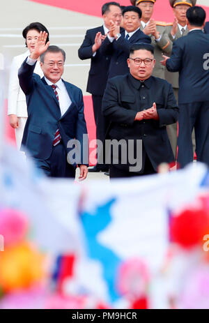 Pyongyang, la Corea del Nord. Xviii Sep 2018. Luna Jae-In e Kim Jong-Un, Sep 18, 2018 : il Presidente sud coreano Jae-In Luna (L) e leader della Corea del nord Kim Jong-Un assistere ad una cerimonia di benvenuto per la Luna a Pyongyang Sunan International Airport prima del vertice intercoreano Pyongyang Corea del Nord. Solo uso editoriale (obbligatorio Credito: Pyeongyang Premere Corps/AFLO) (COREA DEL NORD) Credito: Aflo Co. Ltd./Alamy Live News Foto Stock