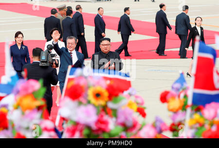 Pyongyang, la Corea del Nord. Xviii Sep 2018. Luna Jae-In, Kim Jung-Sook, Kim Jong-Un e Ri Sol-Ju, Sep 18, 2018 : il Presidente sud coreano Luna Jae-In centro (L) e leader della Corea del nord Kim Jong-Un (C) assistere ad una cerimonia di benvenuto per la Luna a Pyongyang Sunan International Airport prima del vertice intercoreano Pyongyang Corea del Nord. Solo uso editoriale (obbligatorio Credito: Pyeongyang Premere Corps/AFLO) (COREA DEL NORD) Credito: Aflo Co. Ltd./Alamy Live News Foto Stock