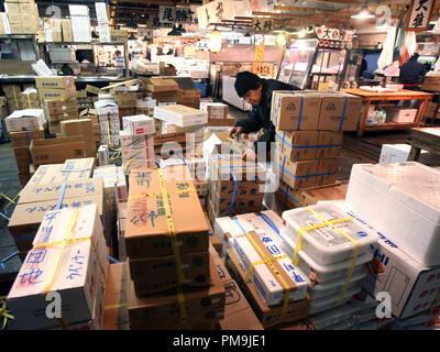 Tokyo, Giappone. 21 feb 2006. Un marketer ordina la sua le caselle in Il Mercato del Pesce di Tsukiji a Tokyo in Giappone, 21 febbraio 2006. Tsukiji è il più grande mercato del pesce nel mondo. Le vendite giornaliere di pesce pari a 2.500 tonnellate con un volume di 23 milioni di euro.Credit: Tim Brakemeier | in tutto il mondo di utilizzo/dpa/Alamy Live News Foto Stock