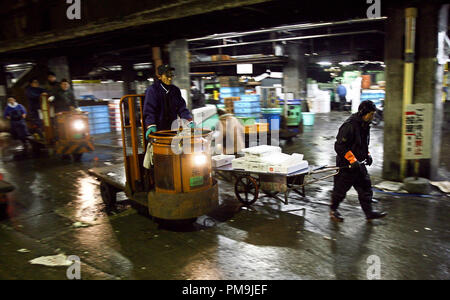 Tokyo, Giappone. 21 feb 2006. Lavoratori utilizzano carrelli a motore per il trasporto del pesce per i banchi del mercato del pesce Tsukiji a Tokyo in Giappone, 21 febbraio 2006. Tsukiji è il più grande mercato del pesce nel mondo. Le vendite giornaliere di 2.500 tonnellate di pesce importo a 23 milioni di euro. Credito: Tim Brakemeier | in tutto il mondo di utilizzo/dpa/Alamy Live News Foto Stock