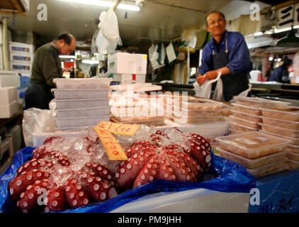 Tokyo, Giappone. 21 feb 2006. Un marketer poducts confezioni presso il mercato del pesce Tsukiji a Tokyo in Giappone, 21 febbraio 2006. Tsukiji è il più grande mercato del pesce nel mondo. Le vendite giornaliere di pesce pari a 2.500 tonnellate con un volume di 23 milioni di euro.Credit: Tim Brakemeier | in tutto il mondo di utilizzo/dpa/Alamy Live News Foto Stock