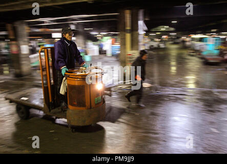 Tokyo, Giappone. 21 feb 2006. Lavoratori utilizzano carrelli a motore per il trasporto del pesce per i banchi del mercato del pesce Tsukiji a Tokyo in Giappone, 21 febbraio 2006. Tsukiji è il più grande mercato del pesce nel mondo. Le vendite giornaliere di 2.500 tonnellate di pesce importo a 23 milioni di euro. Credito: Tim Brakemeier | in tutto il mondo di utilizzo/dpa/Alamy Live News Foto Stock