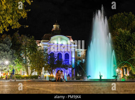 La Plovdiv, Bulgarien. Xiii Sep, 2018. 13.09.2018, Bulgaria, Plovdiv: La sera illuminata municipio con fontana a Stefan Stambolov square. Esso è il più antico abitato in modo permanente città in Europa e uno dei più antichi al mondo. Nel 2019, la città è la capitale europea della cultura. Credito: Jens Kalaene/dpa-Zentralbild/ZB | in tutto il mondo di utilizzo/dpa/Alamy Live News Foto Stock