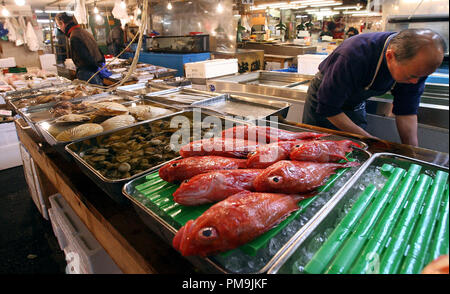 Tokyo, Giappone. 21 feb 2006. Pesci e crostacei sul ghiaccio attendono i loro acquirenti al mercato del pesce Tsukiji a Tokyo in Giappone, 21 febbraio 2006. Tsukiji è il più grande mercato del pesce nel mondo. Le vendite giornaliere di 2.500 tonnellate di pesce importo a 23 milioni di euro. Credito: Tim Brakemeier | in tutto il mondo di utilizzo/dpa/Alamy Live News Foto Stock