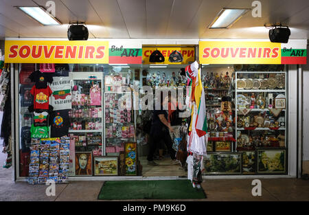 Sofia, Bulgarien. Undicesimo Sep, 2018. 11.09.2018, Bulgaria, Sofia: un negozio di souvenir nel centro. Credito: Jens Kalaene/dpa-Zentralbild/ZB | in tutto il mondo di utilizzo/dpa/Alamy Live News Foto Stock