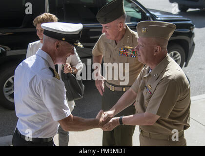 Newport, RI, STATI UNITI D'AMERICA. Xvii Sep, 2018. Norweigian Adm. Haakon Bruun-Hanssen, Norvegese Capo della difesa saluta U.S. Navy Adm posteriore. Jeffery Harley, presidente, U.S. Naval War College, presso la scuola di Newport, Rhode Island, Sett. 17, 2018. (DoD foto di Marina Petty Officer 1. Classe Dominique A. Pineiro) US Joint Staff via globallookpress.com Credito: Us Joint personale/Russo/Look ZUMA filo/Alamy Live News Foto Stock