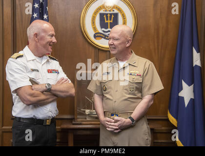 Newport, RI, STATI UNITI D'AMERICA. Xvii Sep, 2018. Norweigian Adm. Haakon Bruun-Hanssen, Norvegese Capo della difesa parla di U.S. Navy Adm posteriore. Jeffery Harley, presidente, U.S. Naval War College, presso la scuola di Newport, Rhode Island, Sett. 17, 2018. (DoD foto di Marina Petty Officer 1. Classe Dominique A. Pineiro) US Joint Staff via globallookpress.com Credito: Us Joint personale/Russo/Look ZUMA filo/Alamy Live News Foto Stock