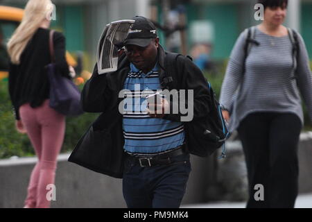 Londra, Regno Unito. Xviii Sep 2018. Regno Unito: Meteo pendolari esperienza forte vento da uragano Helene a Londra oggi sulla Euston Road Picture Jeremy Selwyn Credito: Evening Standard limitata /Alamy Live News Foto Stock
