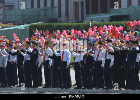 Pyongyang, Repubblica democratica popolare di Corea. Xviii Sep, 2018. La gente di salutare il Presidente sud coreano Moon Jae-in e top leader della Repubblica Popolare Democratica di Corea (DPRK) Kim Jong Onu a Pyongyang, LA REPUBBLICA DEMOCRATICA POPOLARE DI COREA, Sett. 18, 2018. Luna è arrivato a Pyongyang il martedì per il tanto atteso incontro con Kim, il terzo vertice intercoreano quest'anno. Credito: Cheng Dayu/Xinhua/Alamy Live News Foto Stock