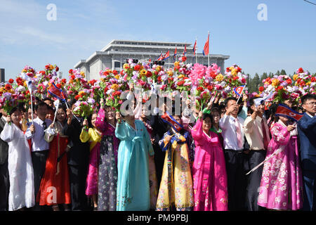 Pyongyang, Repubblica democratica popolare di Corea. Xviii Sep, 2018. La gente di salutare il Presidente sud coreano Moon Jae-in e top leader della Repubblica Popolare Democratica di Corea (DPRK) Kim Jong Onu a Pyongyang, LA REPUBBLICA DEMOCRATICA POPOLARE DI COREA, Sett. 18, 2018. Luna è arrivato a Pyongyang il martedì per il tanto atteso incontro con Kim, il terzo vertice intercoreano quest'anno. Credito: Cheng Dayu/Xinhua/Alamy Live News Foto Stock