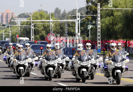 Pyongyang, Repubblica democratica popolare di Corea. Xviii Sep, 2018. Il Presidente sud coreano Moon Jae-in (L) e il primo leader della Repubblica Popolare Democratica di Corea (DPRK) Kim Jong Onu (R) sono visibili in una berlina a Pyongyang, LA REPUBBLICA DEMOCRATICA POPOLARE DI COREA, Sett. 18, 2018. Luna è arrivato a Pyongyang il martedì per il tanto atteso incontro con Kim, il terzo vertice intercoreano quest'anno. Credito: Pyongyang Premere Corps/Xinhua/Alamy Live News Foto Stock