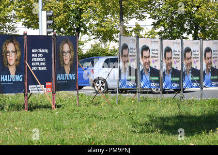 Manifesti elettorali della CSU con Markus SOEDER (Primo Ministro della Baviera) e il DOCUP con il candidato superiore Natascha KOHNEN a Monaco di Baviera, in campagna elettorale alle elezioni statali 2018 in Baviera. | Utilizzo di tutto il mondo Foto Stock