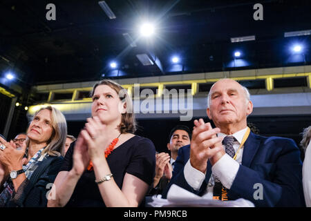 Centro di Brighton, Sussex, Regno Unito. Xvii Sep 2018. Vince il cavo MP e Jo Swinson presso il gruppo del Partito europeo dei liberali democratici autunno Conferenza su lunedì 17 settembre 2018 tenutasi Al centro di Brighton, Sussex. Nella foto: Vince il cavo, leader dei democratici liberali, MP per Twickenham, Jo Swinson, il gruppo del Partito europeo dei liberali democratici vice leader , portavoce su gli affari esteri e del Commonwealth, MP per East Dunbartonshire. Foto di Julie Edwards. Credito: Julie Edwards/Alamy Live News Foto Stock