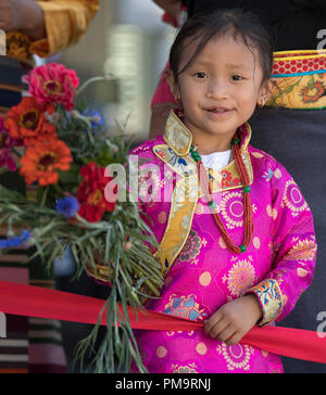 18 settembre 2018, Assia, Darmstadt: una piccola ragazza tibetana è attesa con un mazzo di fiori per il Dalai Lama per arrivare. Il capo spirituale dei tibetani è a Darmstadt per una visita di due giorni. Foto: Boris Roessler/dpa Foto Stock