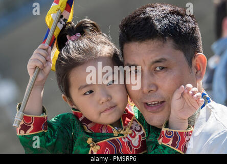 18 settembre 2018, Assia, Darmstadt: Questo tibetano e sua figlia, in attesa dell'arrivo del Dalai Lama, indossare costumi tradizionali. Il capo spirituale dei tibetani è a Darmstadt per una visita di due giorni. Foto: Boris Roessler/dpa Foto Stock