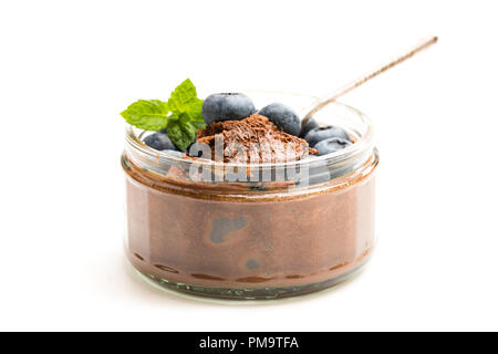 Praline di cioccolato mousse con frutti di bosco isolato su bianco Foto Stock