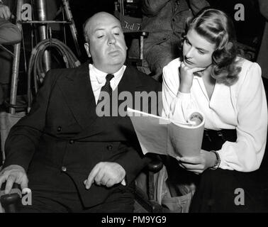 Pubblicità in studio: "Notorious" Director Alfred Hitchcock, Ingrid Bergman 1946 RKO file Reference # 31780 148THA Foto Stock