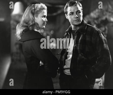 Studio Pubblicità ancora: "On the Waterfront" Eva Marie Saint, Marlon Brando 1954 Columbia Riferimento File # 31780 153THA Foto Stock