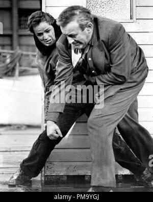 Studio Pubblicità ancora: "On the Waterfront" Lee J. Cobb, Marlon Brando 1954 Columbia Riferimento File # 31780 154THA Foto Stock